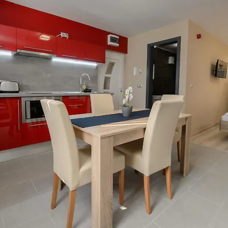 Hr Apartmanhaz Апартаменти Еґер