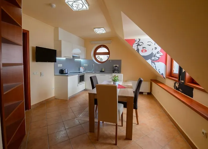 Apartament Hr Apartmanhaz *